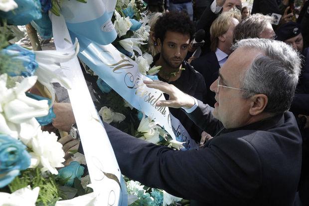 Le président de la Lazio, Claudio Lotito, est allé déposer une gerbe de fleurs devant la synagogue de Rome.