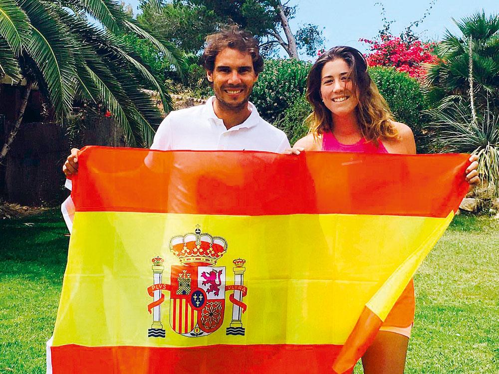 Rafael Nadal et Garbiñe Muguruza posent avec le drapeau espagnol durant la période où ils étaient tous deux numéro un mondial.