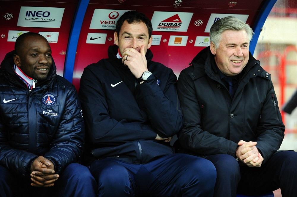 Sur le banc du PSG avec Paul Clement et Carlo Ancelotti.