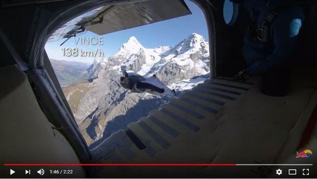 A 3.000 m d'altitude, les Soul Flyers prennent un avion en vol