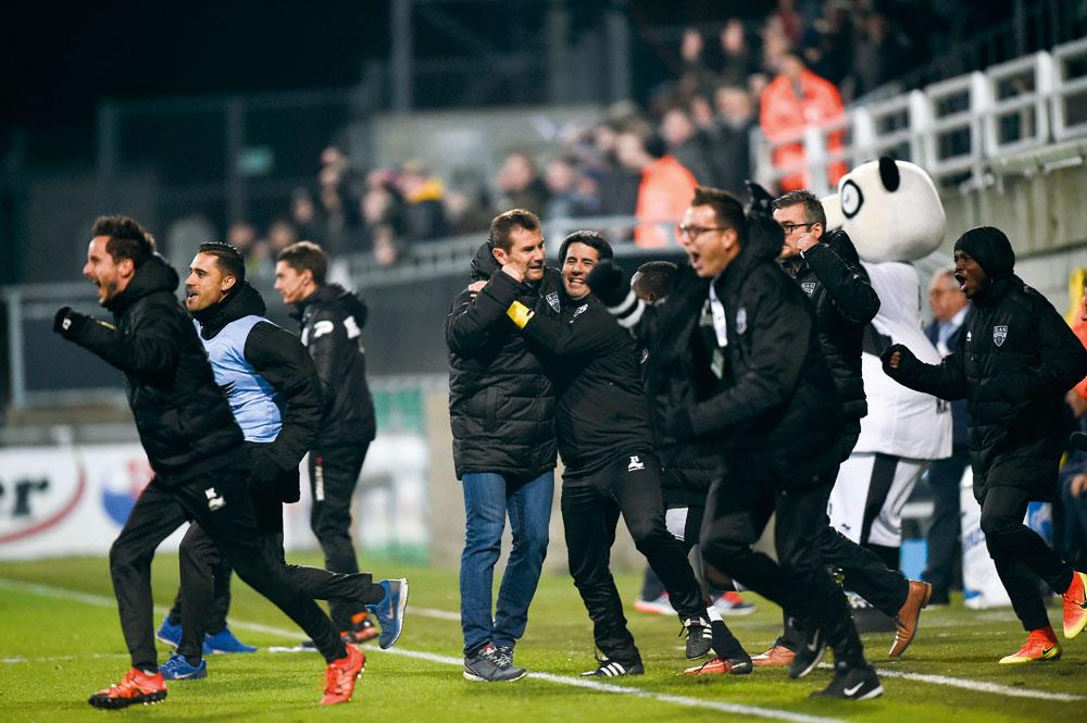 Le staff eupenois euphorique après une victoire : 