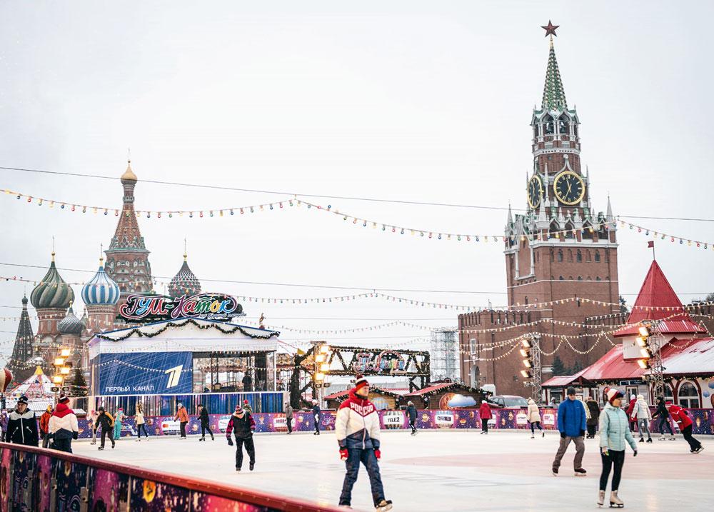 Une vue de la Place Rouge, envahie en cette période de l'année par un marché de Noël et une patinoire.