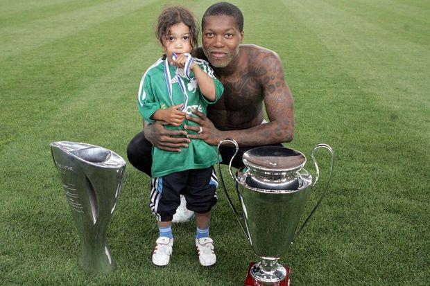 Djibril Cissé et sa fille fêtent le doublé Coupe-championnat.