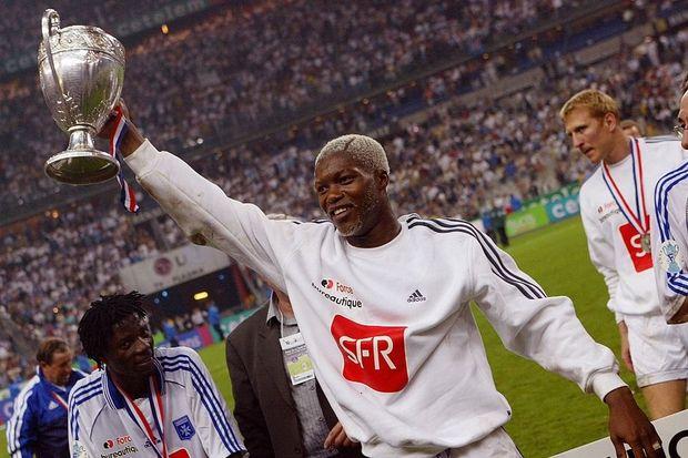 Djibril Cissé présente le trophée au public, après avoir remporté la finale de la Coupe de France contre le PSG.
