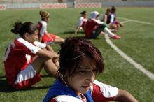 Des Algériennes face à un dilemme, le foot ou le mariage...