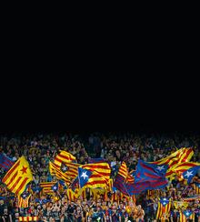 Dans les tribunes du Camp Nou, les drapeaux catalans se mêlent à ceux du Barça. 