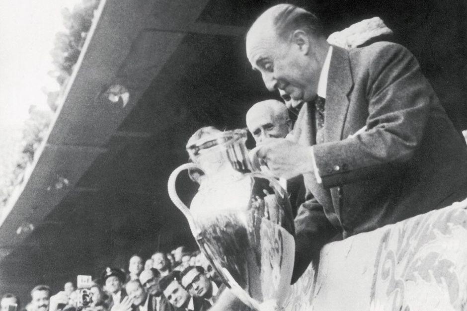 Le général Franco lors de la remise de la Coupe des Clubs Champions 1957.