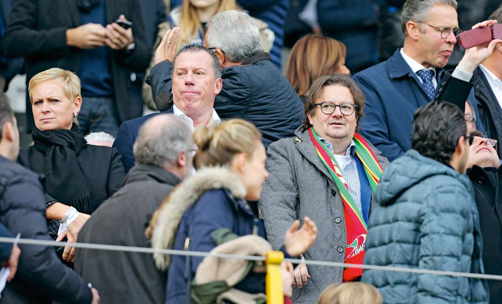 Le directeur sportif du KV Ostende flanqué de deux personnes qui lui sont chères : son épouse Patrica et le président Marc Coucke.