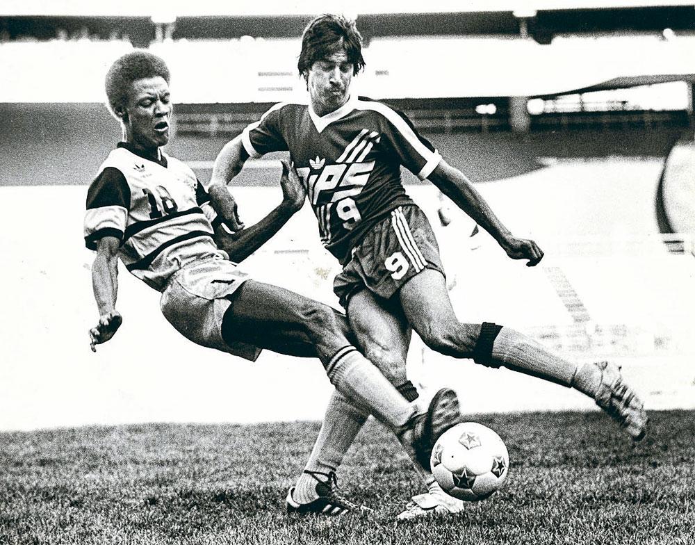 Le Haïtien Ernst Jean-Joseph (à gauche), contrôlé positif après le match contre l'Italie lors de la Coupe du Monde 1974 en Allemagne.