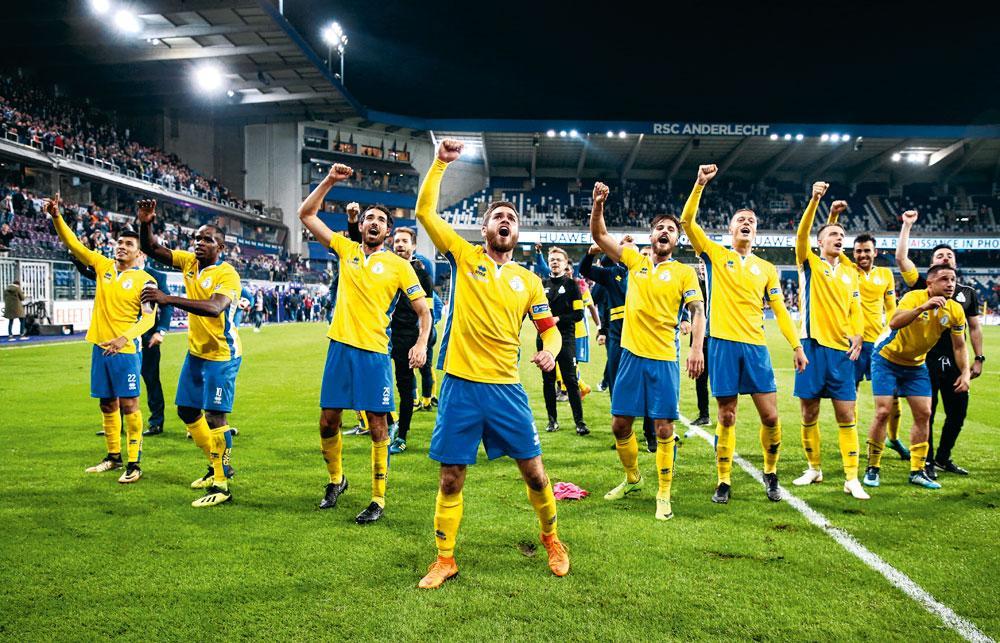 Les joueurs de l'Union en pleine communion avec leurs supporters après la victoire contre Anderlecht (0-3) en Coupe de Belgique.
