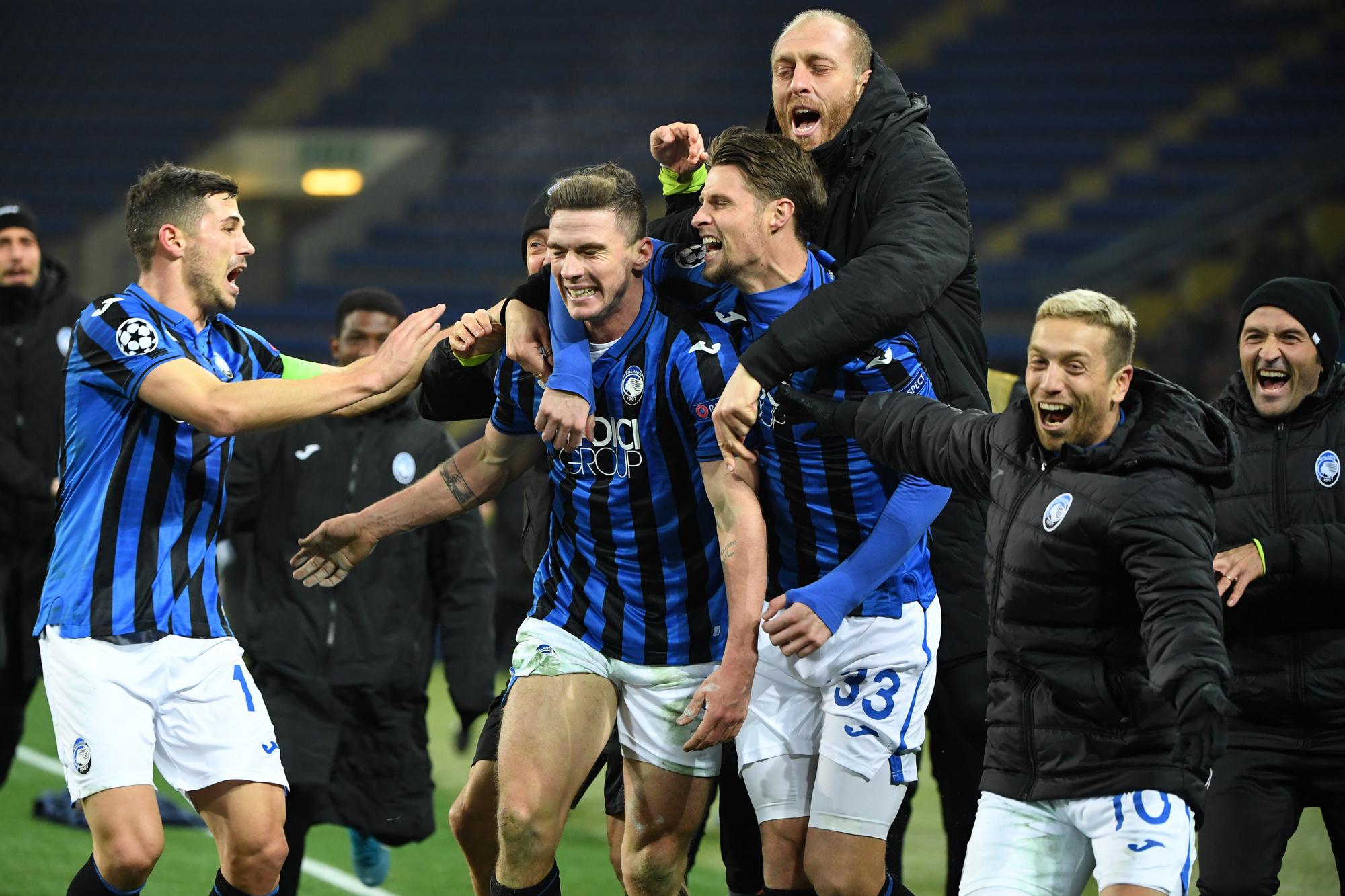 Les joueurs de l'Atalanta célèbrent leur qualification après leur victoire face au Shakhtar.