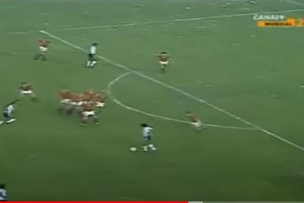 Le moment qui suit le coup-franc, avec le mur belge qui se désintègre. Maradona reçoit le ballon et tente un centre, contré de la tête.