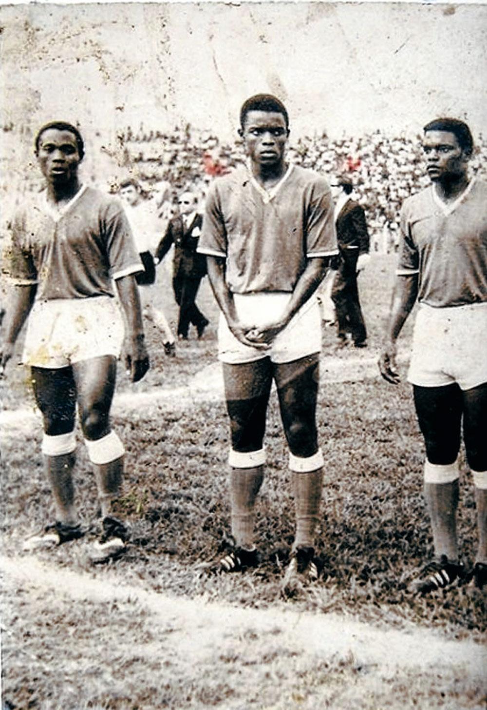 Papa Makélélé ( à gauche) à l'époque où il jouait encore au pays.