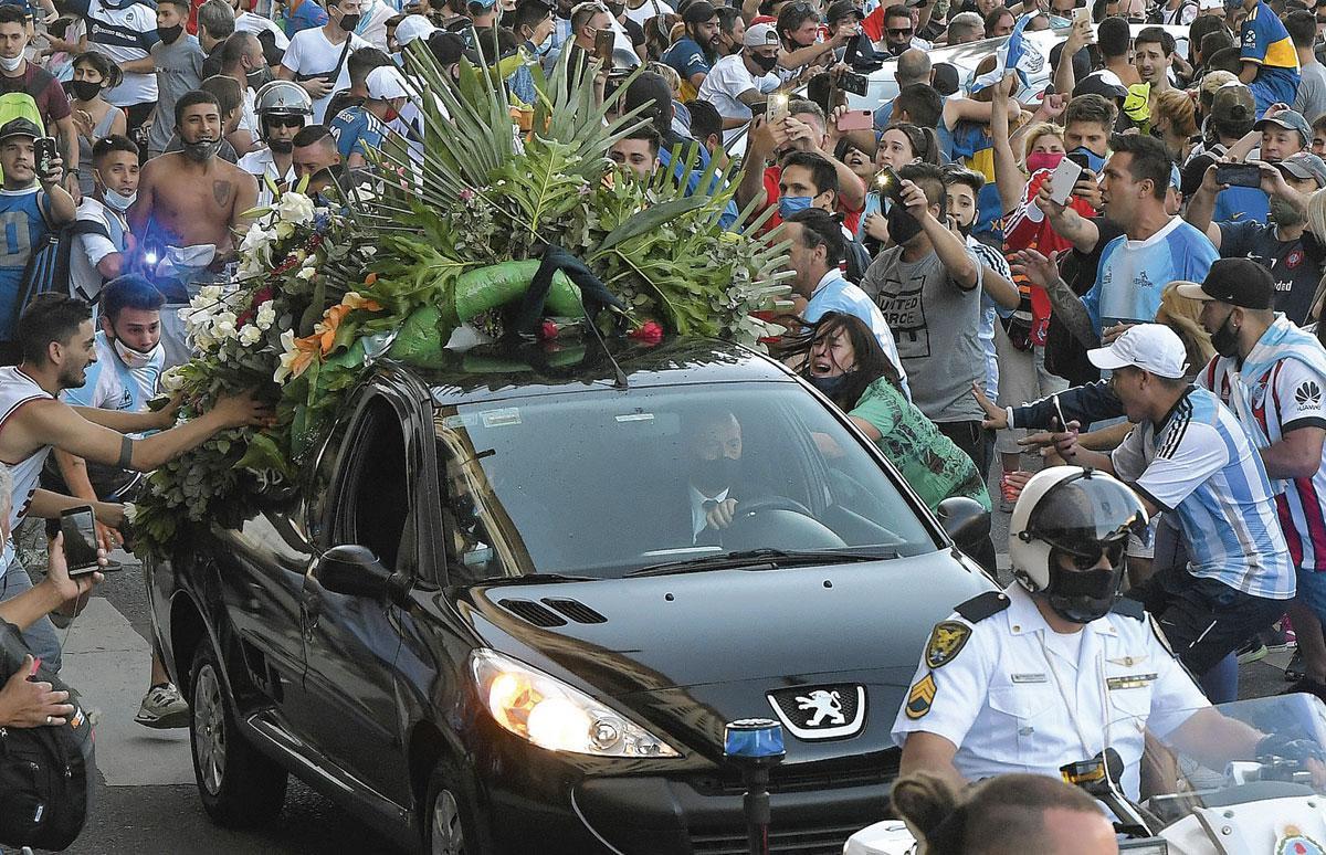 Scènes d'hystéries à Buenos Aires, devant la voiture qui emmène la dépouille de Maradona.