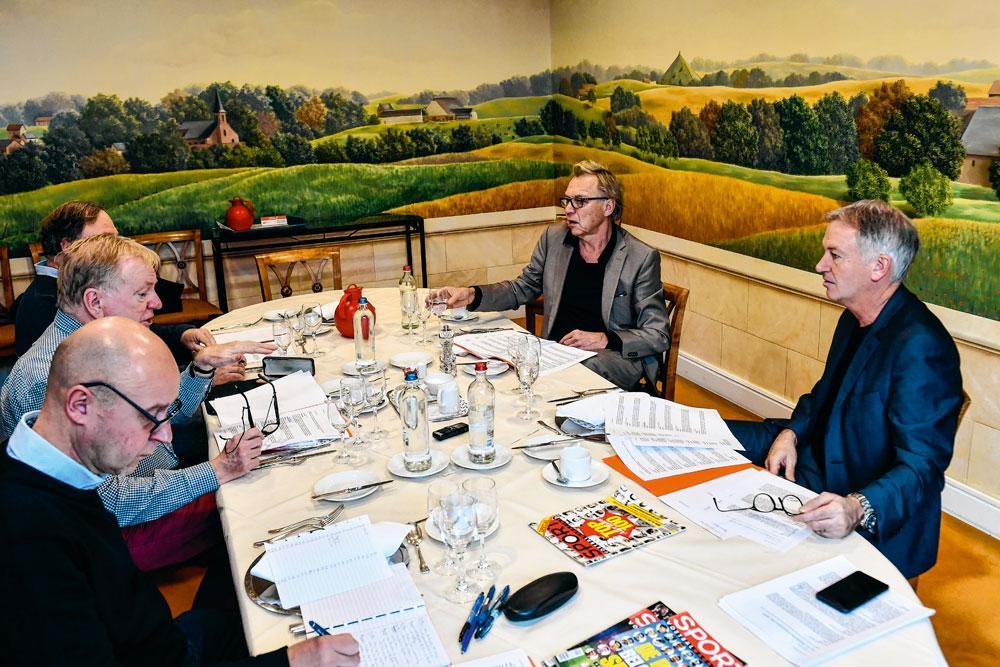 Marc Degryse et Jan Mulder en compagnie du panel de Sport/Foot Magazine : Geert Foutré (avec lunettes), Jacques Sys et Bruno Govers.
