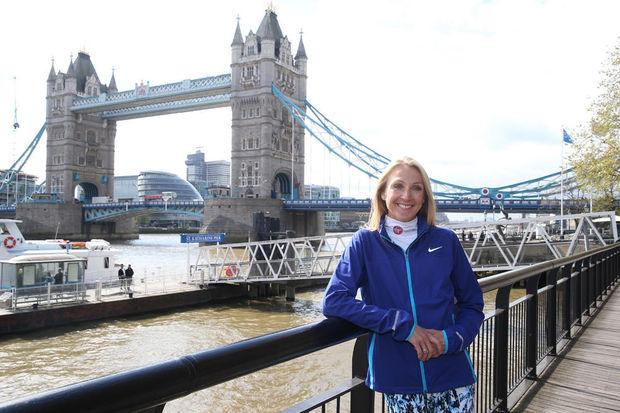 Paula Radcliffe, devant le Tower Bridge à Londres, à quelques jours du Virgin Money London Marathon.
