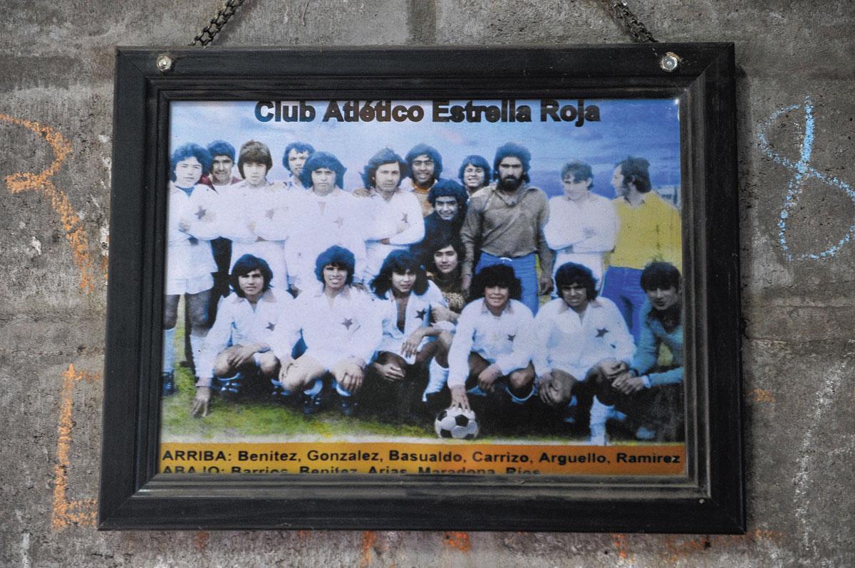 Diego, ado sur la photo d'équipe du Club Atlético Estrella Roja. Il est en bas, la main sur le ballon. Déjà.