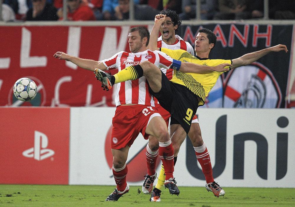 En action avec le Borussia Dortmund face à l'Olympiacos.