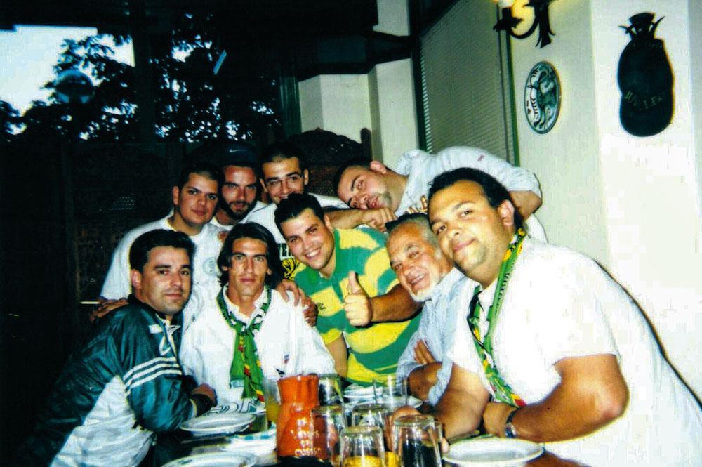 Avec les Ultras lisboètes venus lui rendre visite en Espagne lors de sa période à la Real Sociedad.