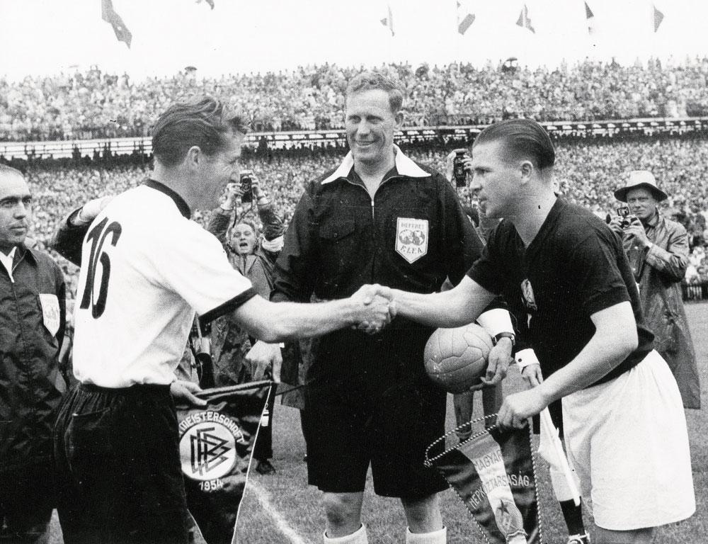 Les capitaines Fritz Walter et Ferenc Puskas se serrent la main avant la finale de la Coupe du monde 1954 entre l'Allemagne de l'Ouest et la Hongrie.