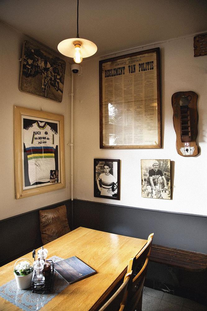 Au café-restaurant De Rare Vos, une photo d'Eddy Merckx avoisine le maillot de champion du monde de Remco Evenepoel.