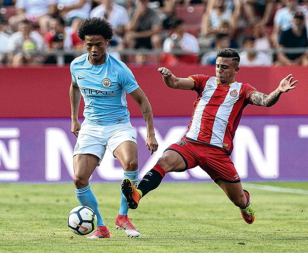 Leroy Sané face à Pablo Maffeo lors d'un match amical entre Manchester City et Girona.