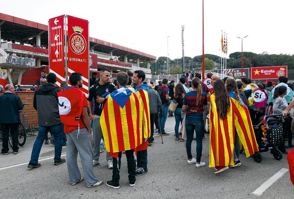 Les drapeaux catalans sont légion à Gérone, terre de Carles Puidgemont, leader indépendantiste.