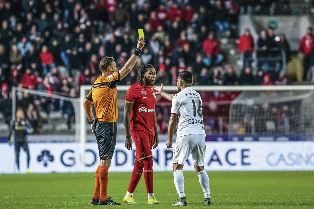 Antwerp - Eupen 1-0.  Le match au Bosuil a été jalonné  de cartes jaunes. Ici, Ebrahimi et Mbokani en reçoivent une à leur tour.