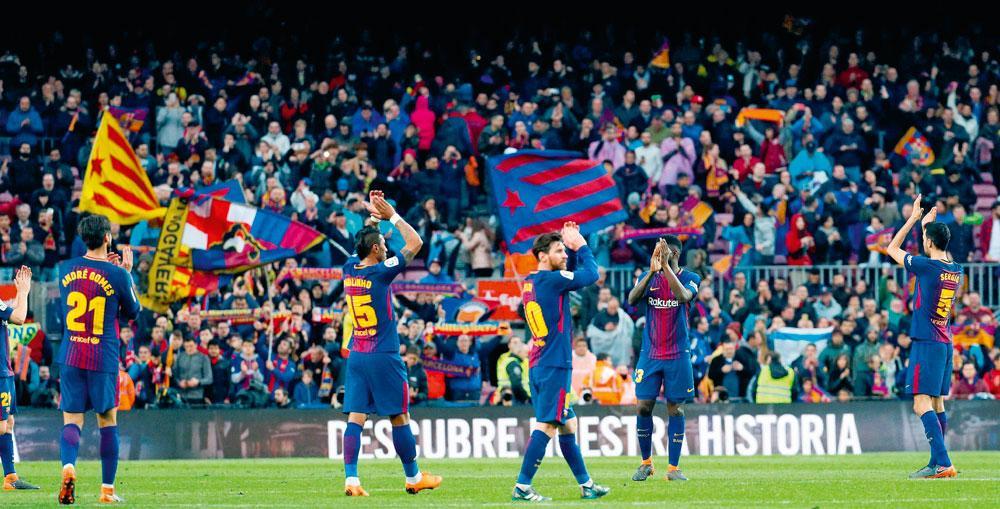 Tour d'honneur au Camp Nou dans le sillage de Messi et Paulinho : une des rares images de joie d'André Gomes.