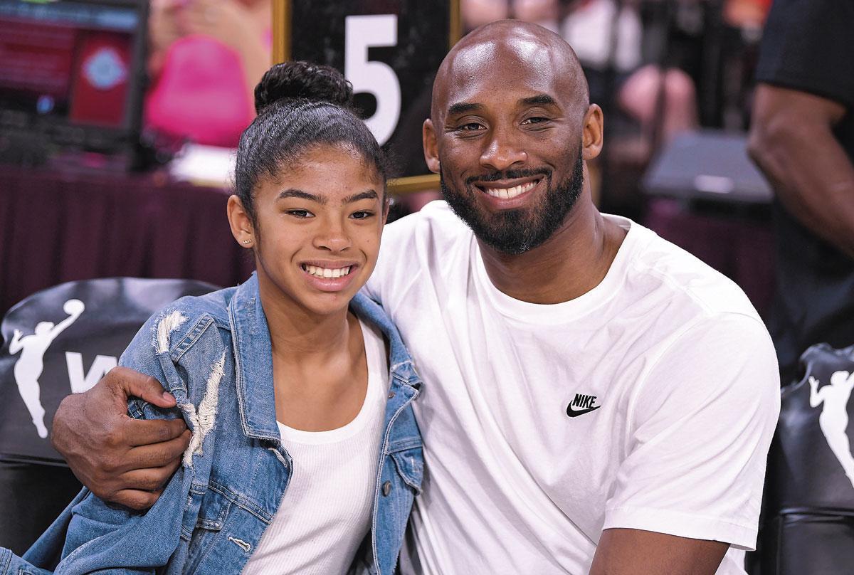 Sous les yeux des caméras, Kobe Bryant montrait à sa fille Gianna la technique des vedettes de la WNBA.