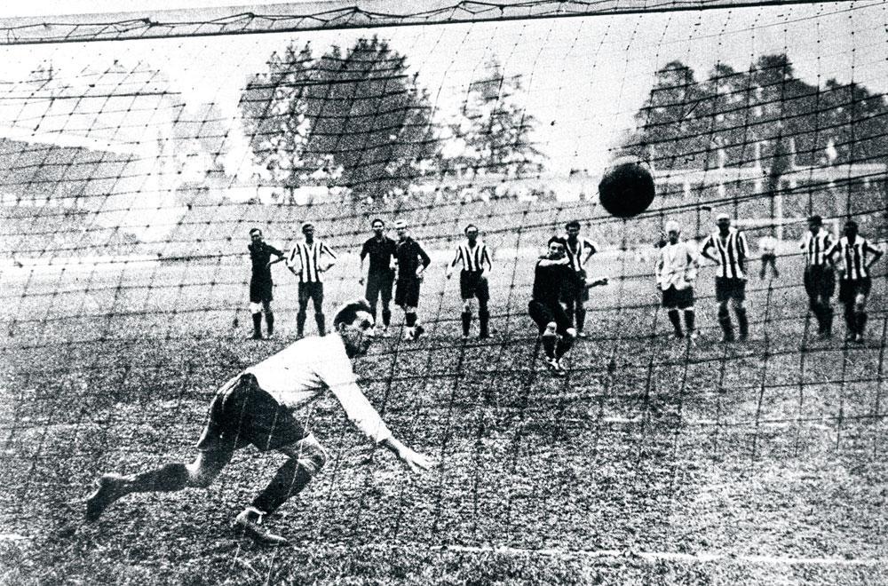 BELGIQUE - TCHÉCOSLOVAQUIE 2-0L'Unioniste Robert Coppée transforme le penalty qui permet à la Belgique de mener 1-0 en finale du tournoi olympique d'Anvers en 1920.