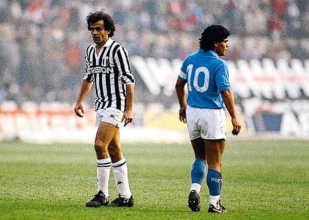 Deux légendes côte à côte: Michel Platini pour la Juve et Diego Maradona côté napolitain.