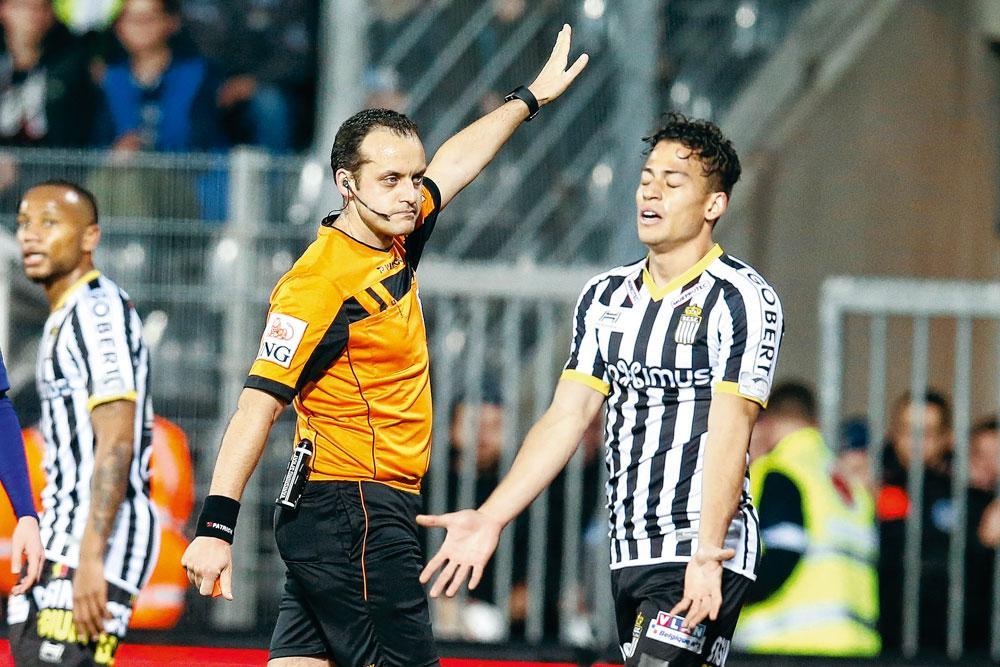 L'arbitrage d'Alexandre Boucaut à Charleroi-Anderlecht a fait jaser.