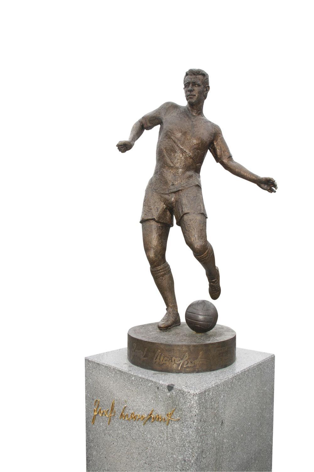 Une statue de Josef Masopust, Ballon d'Or 1962, devant le stade Juliska.