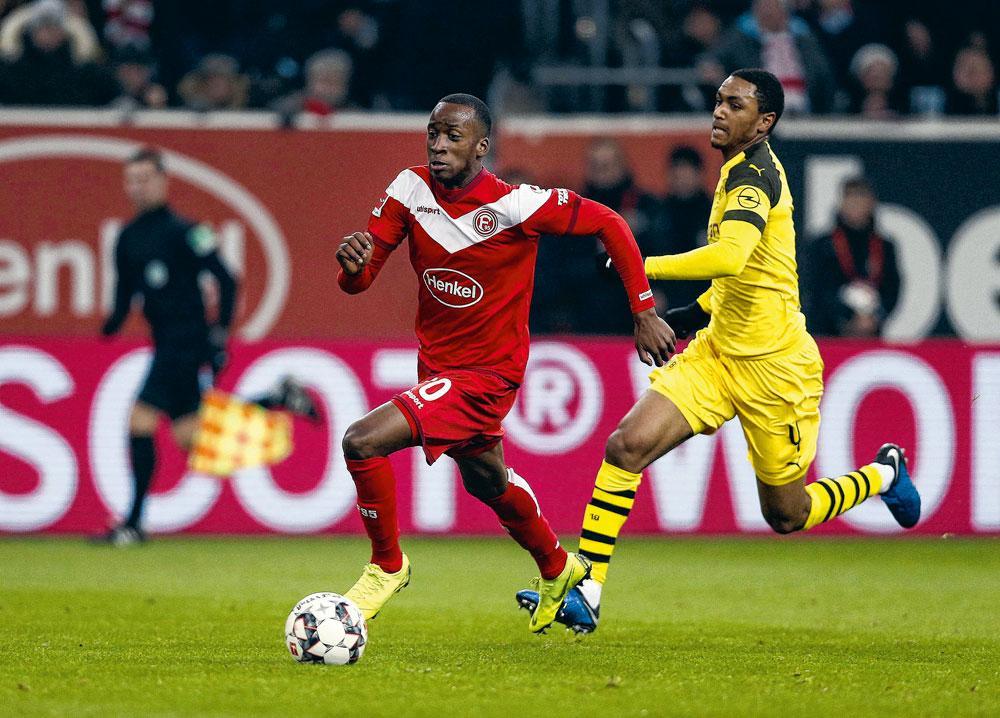 Dodi Lukebakio en lutte avec Abdou Diallo, le défenseur du Borussia Dortmund.