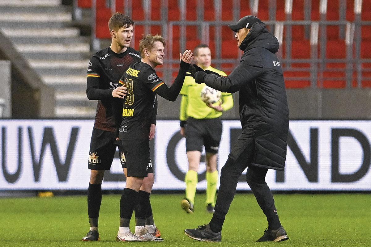 Blessin félicite Ari Skulason et Antoon Tanghe après une victoire. Le coach allemand se montre très exigeant envers ses joueurs.