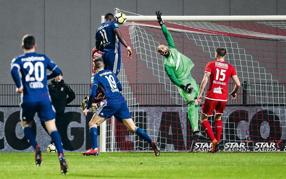 Yannick Bolasie inscrit le 0-1 sur le terrain de l'Antwerp en bondissant plus haut que tout le monde.