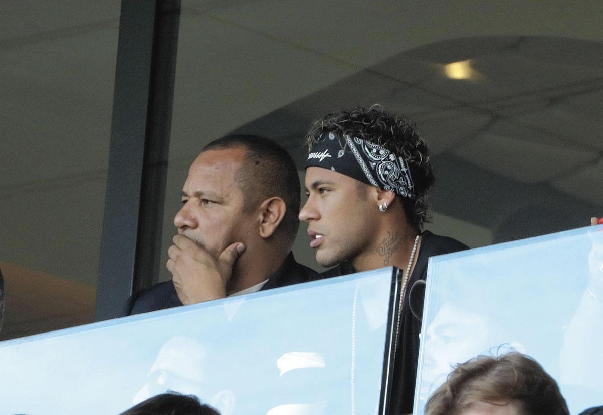 Les deux stars n'ont pas d'agent attitré, mais leurs intérêts sont gérés par leur père, Neymar Sr. (ici) et Jorge Messi.