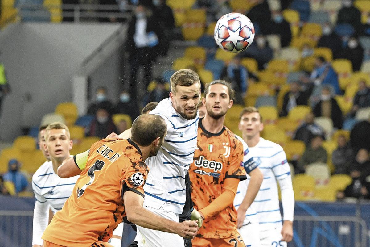 Tomasz Kedziora, le défenseur polonais du Dynamo Kiev, au duel avec Giorgio Chiellini et Adrien Rabiot durant la phase de poules de la Champions League.