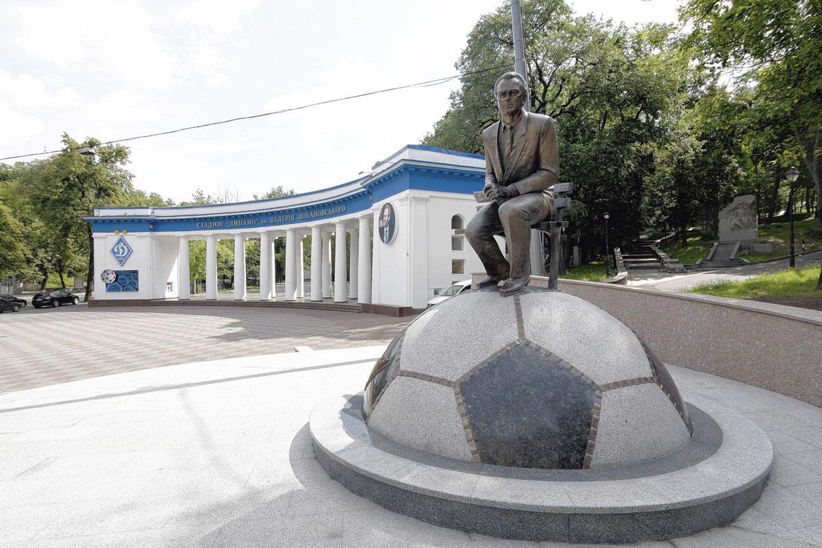 Le statue du légendaire coach Valeri Lobanovski, à l'entrée du stade Lobanovski.