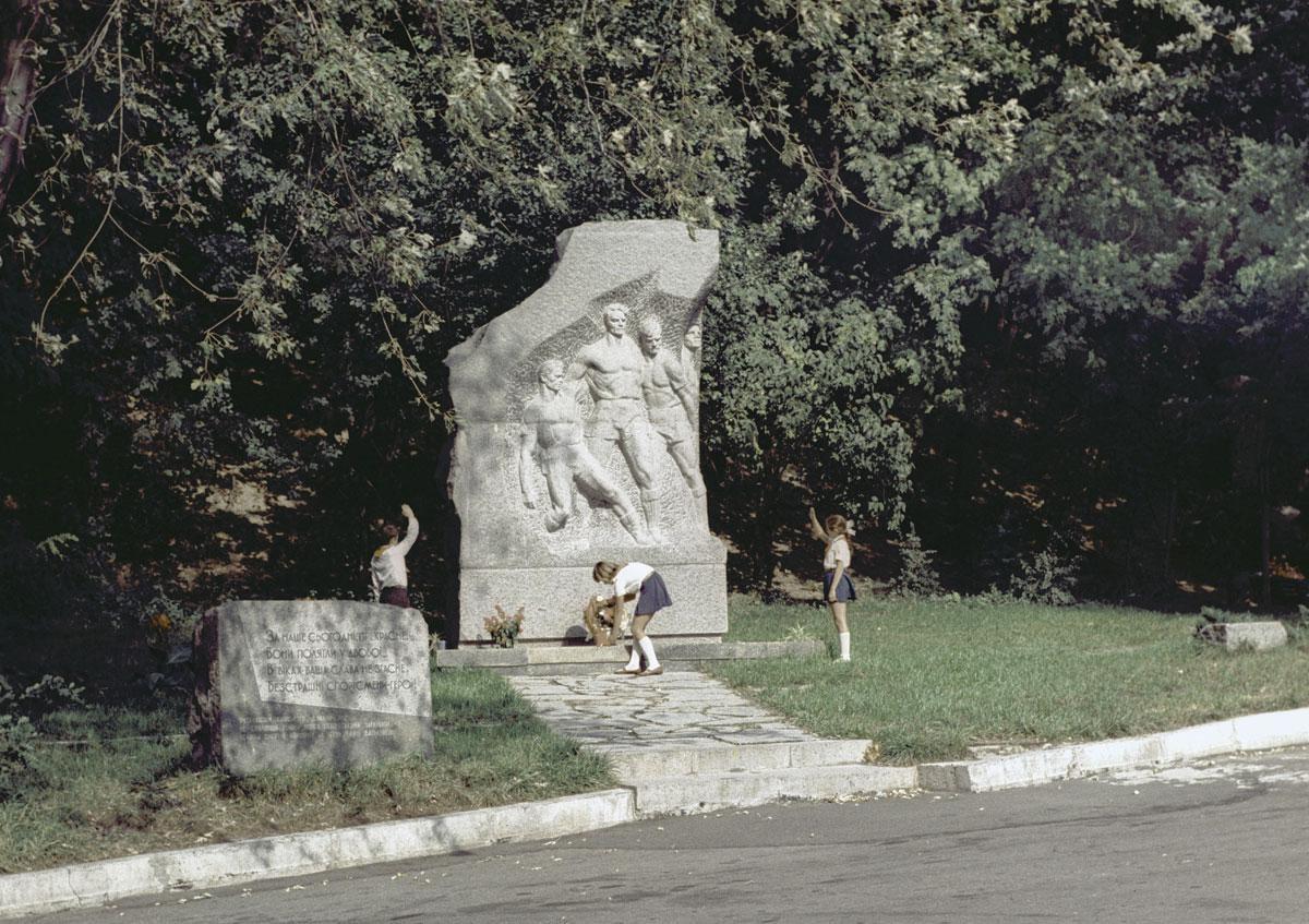 Le statue des quatre joueurs du FC Start, à l'entrée du stade Lobanovski.