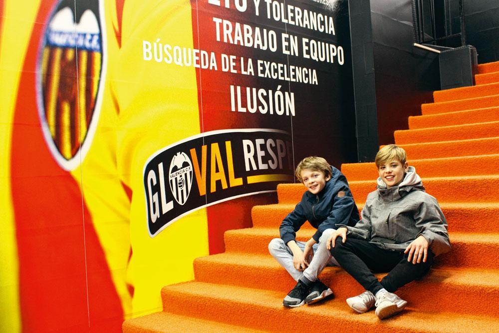 Lester (à gauche) et Jazz pendant la visite guidée de Mestalla, l'antre du FC Valence.