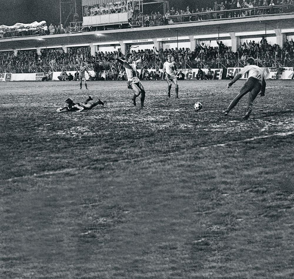 La finale aller de la Coupe de l'UEFA 1978 s'était déroulée sur la pelouse détrempée de Furiani.