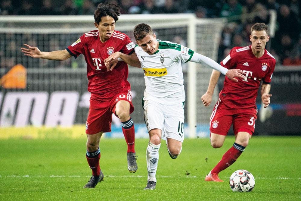 Thorgan Hazard au duel avec le Coréen Woo-yeong Jeong. Le Diable rouge a tout donné face au Bayern mais n'a pu éviter la défaite de Mönchengladbach.