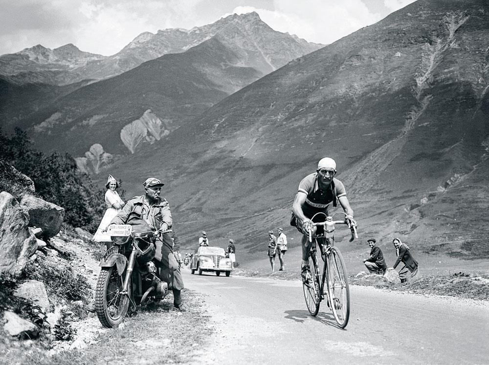 Gino Bartali dans ses oeuvres lors du Tour 1950, à la faveur de la 11e étape entre Pau et Saint-Gaudens. Le campionissimo italien remporta la Grande Boucle en 1938 et '48.