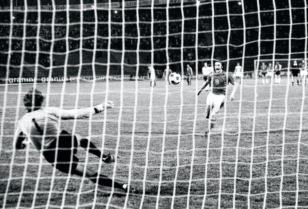 Antonin Panenka y va d'une pichenette qui surprend le gardien allemand Sepp Maier lors de la finale de l'EURO 76 : du coup, la Tchécoslovaquie l'emporte aux tirs au but.