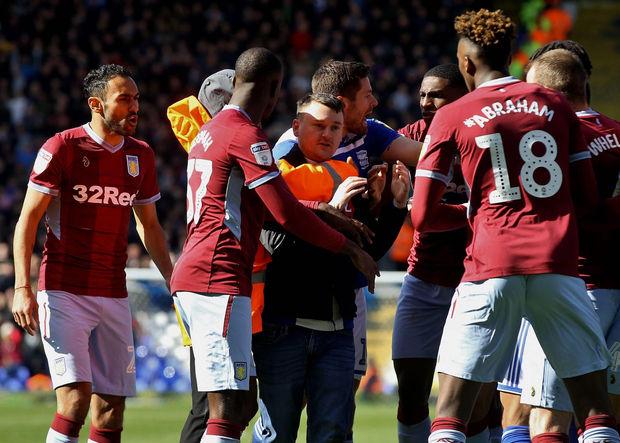 Agression du capitaine d'Aston Villa en plein match