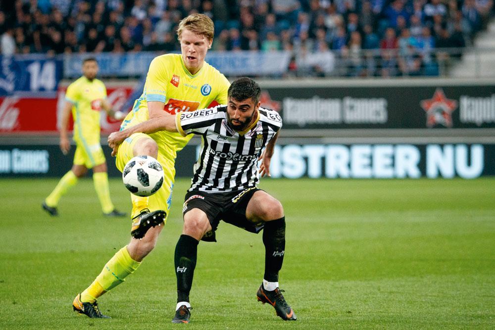 Gand -  Charleroi 0-1. Kaveh Rezaei, l'avant de Charleroi, écarte le défenseur gantois Sigurd Rosted. Le parfait symbole du match des Buffalos, qui glissent au classement.