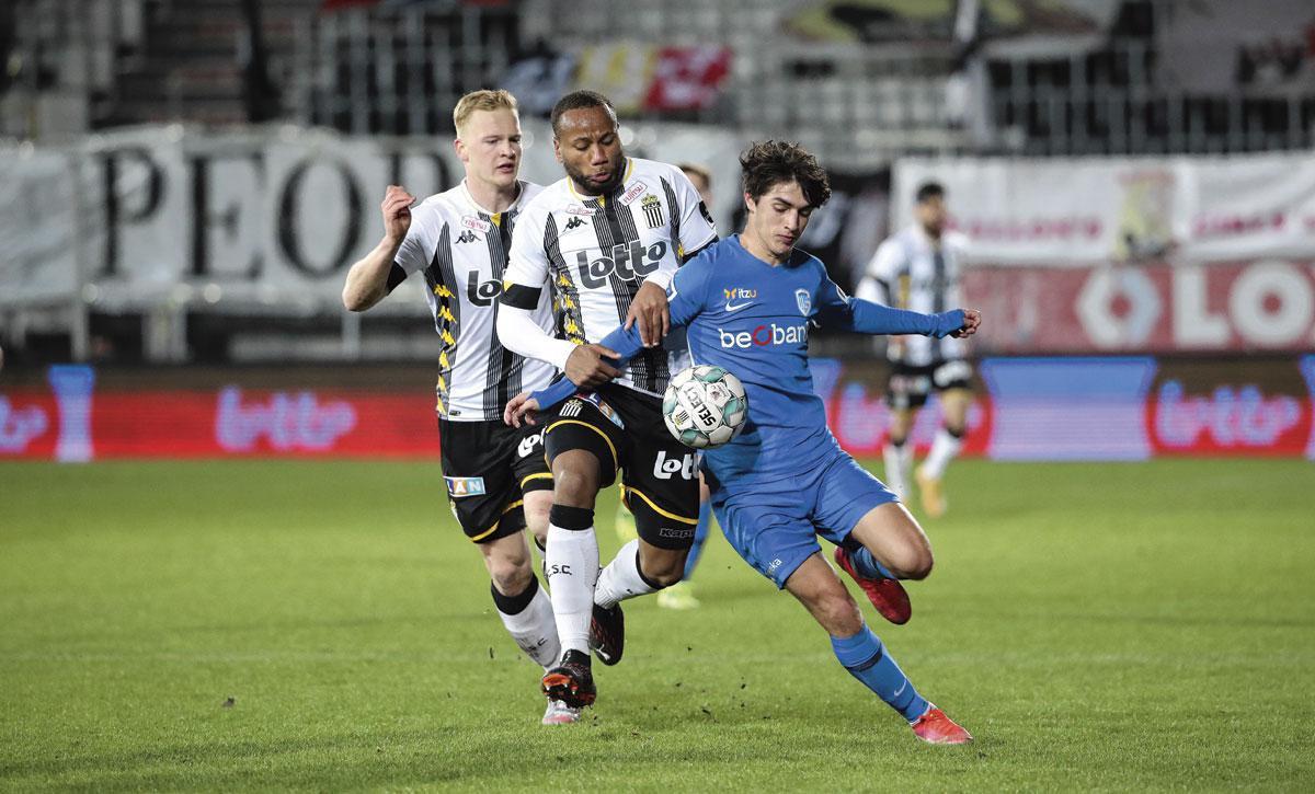 Le jeune Luca Oyen, au duel avec Marco Ilaimaharitra et Jules Van Cleeput lors de la rencontre face à Charleroi.