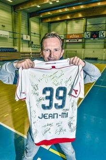 Jean-Mi et son maillot signé par les joueurs : 